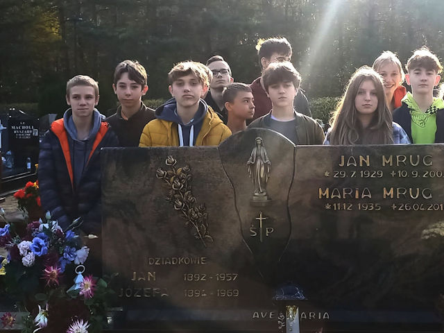 Pamiętamy - uczniowie przy gorobie Jana Mruga